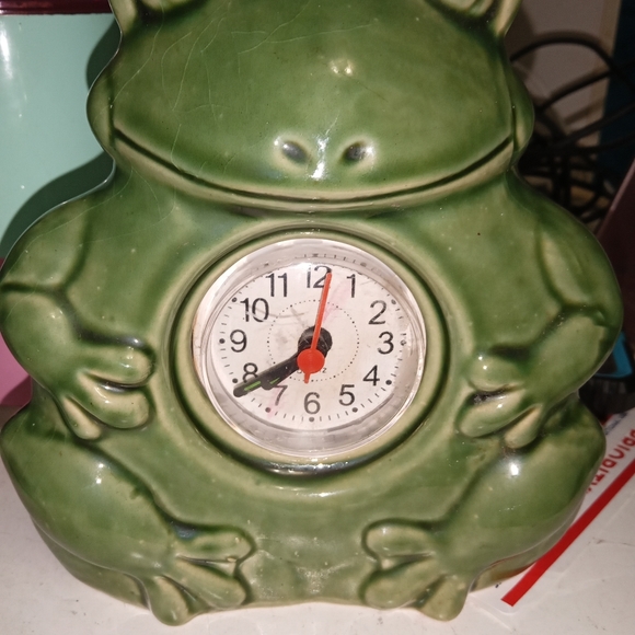 2 piece lot frog clock and frog figurine - Picture 1 of 7